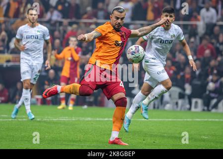 ISTANBUL, TURCHIA - 23 OTTOBRE: Abdulkerim Bardakci di Galatasaray durante la partita turca Super Lig tra Galatasaray e Alanyaspor allo Stadion NEF Stadyumu il 23 ottobre 2022 a Istanbul, Turchia (Foto di Orange Pictures) Foto Stock