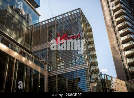 Il segno di una nuova costruzione indica la futura casa di un Virgin Hotel nel quartiere Nomad di New York il 18 ottobre 2022. L'hotel, con 463 camere, aprirà nel gennaio 2023. (© Richard B. Levine) Foto Stock