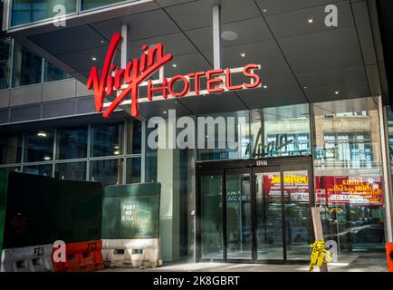 Il segno di una nuova costruzione indica la futura casa di un Virgin Hotel nel quartiere Nomad di New York il 18 ottobre 2022. L'hotel, con 463 camere, aprirà nel gennaio 2023. (© Richard B. Levine) Foto Stock