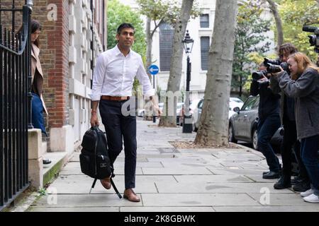 Rishi Sunak lascia il suo ufficio di campagna a Londra, mentre è formalmente entrato nel concorso di leadership Tory dopo le dimissioni di Liz Truss come primo Ministro. Data immagine: Domenica 23 ottobre 2022. Foto Stock