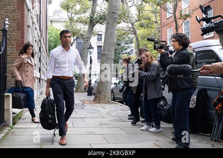 Rishi Sunak lascia il suo ufficio di campagna a Londra, mentre è formalmente entrato nel concorso di leadership Tory dopo le dimissioni di Liz Truss come primo Ministro. Data immagine: Domenica 23 ottobre 2022. Foto Stock