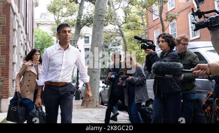 Rishi Sunak lascia il suo ufficio di campagna a Londra, mentre è formalmente entrato nel concorso di leadership Tory dopo le dimissioni di Liz Truss come primo Ministro. Data immagine: Domenica 23 ottobre 2022. Foto Stock