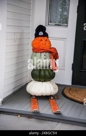 Pupazzo di neve con gli sci in una mostra sul portico anteriore a Woodstock, Vermont, USA VT, autunno USA Halloween New England Foto Stock