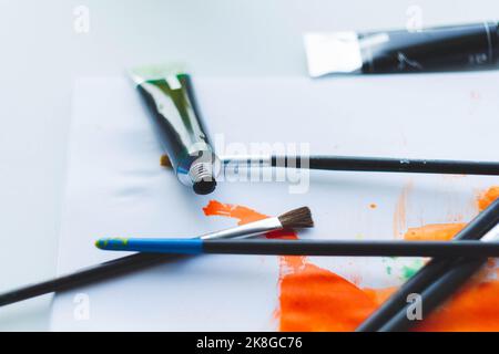 Luogo di lavoro dell'artista. Pittura e pennelli su tela. Flusso di lavoro  dell'artista. Schizzi su carta. Disegno come art Foto stock - Alamy