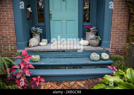 Vestper B & B marciapiede & scalini portico d'ingresso, Woodstock, Vermont, USA US VT decorazione autunnale Halloween New England Foto Stock