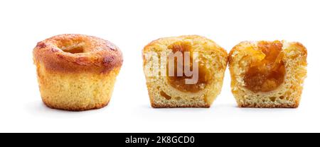 Muffin appena sfornati con confettura di albicocche ripieno isolato su bianco Foto Stock