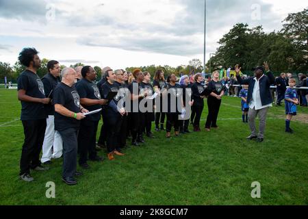 Warrington, Cheshire, Regno Unito. Domenica 23 ottobre 2022 - Warrington, Cheshire, Inghilterra - Warrington ha aperto formalmente la Physical Disability Rugby League World Cup al Victoria Park, Warrington. Il coro "state of Mind" ha cantato una canzone speciale prima della partita Inghilterra/Australia. Credit: John Hopkins/Alamy Live News Credit: John Hopkins/Alamy Live News Foto Stock