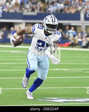 Arlington, Stati Uniti. 23rd Ott 2022. I Dallas Cowboys Ezechiel Elliot corrono contro i Detroit Lions durante la loro partita NFL all'AT&T Stadium di Arlington, Texas, domenica 23 ottobre 2022. Foto di Ian Halperin/UPI Credit: UPI/Alamy Live News Foto Stock