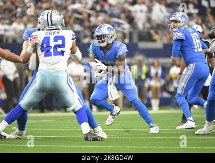 Arlington, Stati Uniti. 23rd Ott 2022. La squadra di baseball dei Detroit Lions Jamaal Williams corre contro i Dallas Cowboys durante la loro partita dell'NFL all'AT&T Stadium di Arlington, Texas, domenica 23 ottobre 2022. Foto di Ian Halperin/UPI Credit: UPI/Alamy Live News Foto Stock