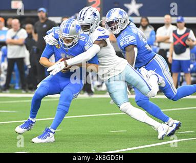 Arlington, Stati Uniti. 23rd Ott 2022. I Dallas Cowboys Davon Wilson saccheggia i Detroit Lions jarred Goff durante la loro partita NFL all'AT&T Stadium di Arlington, Texas, domenica 23 ottobre 2022. Foto di Ian Halperin/UPI Credit: UPI/Alamy Live News Foto Stock