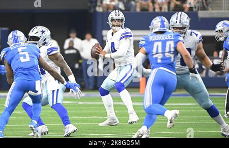 Arlington, Stati Uniti. 23rd Ott 2022. Dak Prescott, cowboys di Dallas, cerca di lanciare contro i Detroit Lions durante la loro partita di NFL all'AT&T Stadium di Arlington, Texas, domenica 23 ottobre 2022. Foto di Ian Halperin/UPI Credit: UPI/Alamy Live News Foto Stock