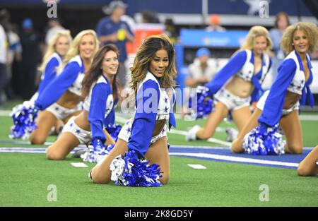 Arlington, Stati Uniti. 23rd Ott 2022. I Dallas Cowboys Cheerleaders si esibiscono prima della partita dei Cowboys e dei Detroit Lions NFL all'AT&T Stadium di Arlington, Texas, domenica 23 ottobre 2022. Foto di Ian Halperin/UPI Credit: UPI/Alamy Live News Foto Stock