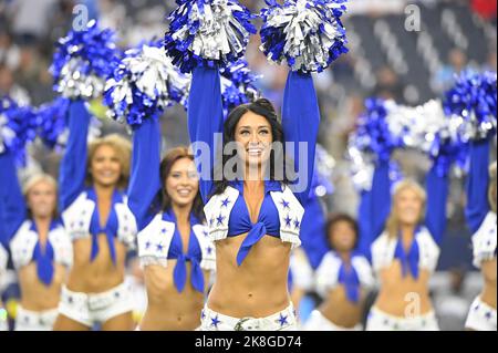 Arlington, Stati Uniti. 23rd Ott 2022. I Dallas Cowboys Cheerleaders si esibiscono prima della partita dei Cowboys e dei Detroit Lions NFL all'AT&T Stadium di Arlington, Texas, domenica 23 ottobre 2022. Foto di Ian Halperin/UPI Credit: UPI/Alamy Live News Foto Stock