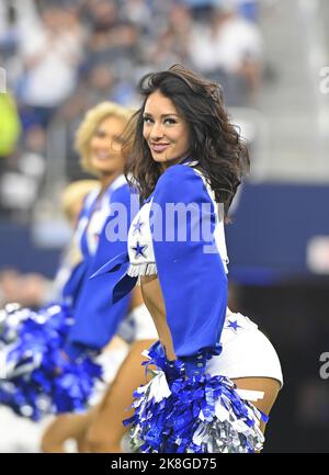 Arlington, Stati Uniti. 23rd Ott 2022. I Dallas Cowboys Cheerleaders si esibiscono prima della partita dei Cowboys e dei Detroit Lions NFL all'AT&T Stadium di Arlington, Texas, domenica 23 ottobre 2022. Foto di Ian Halperin/UPI Credit: UPI/Alamy Live News Foto Stock