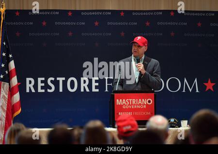 Peckville, Stati Uniti. 22nd Ott 2022. Il candidato repubblicano per il governatore Doug Mastriano ha messo da parte il suo solito cappello da palla di fanteria 3rd per il cappello dei Philadelphia Phillies a sostegno della loro corsa di playoff. (Foto di Aimee Dilger/SOPA Images/Sipa USA) Credit: Sipa USA/Alamy Live News Foto Stock