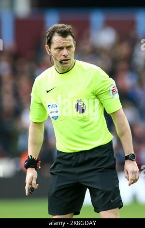 Birmingham, Regno Unito. 23rd Ott 2022. DARREN ENGLAND Reberee durante la partita della Premier League tra Aston Villa e Brentford a Villa Park, Birmingham, Inghilterra, il 23 ottobre 2022. Foto di Mick Haynes. Solo per uso editoriale, licenza richiesta per uso commerciale. Non è utilizzabile nelle scommesse, nei giochi o nelle pubblicazioni di un singolo club/campionato/giocatore. Credit: UK Sports Pics Ltd/Alamy Live News Foto Stock