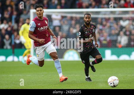 Birmingham, Regno Unito. 23rd Ott 2022. Ollie Watkins di Aston Villa (11) e Rico Henry di Brentford (3) si battono per la palla durante la partita della Premier League tra Aston Villa e Brentford a Villa Park, Birmingham, Inghilterra, il 23 ottobre 2022. Foto di Mick Haynes. Solo per uso editoriale, licenza richiesta per uso commerciale. Non è utilizzabile nelle scommesse, nei giochi o nelle pubblicazioni di un singolo club/campionato/giocatore. Credit: UK Sports Pics Ltd/Alamy Live News Foto Stock