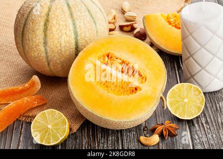 melone di cantaloupe a fette su fondo in legno Foto Stock