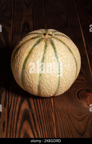 melone cantaloupe su fondo in legno Foto Stock