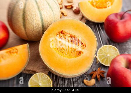 melone di cantaloupe a fette su fondo in legno Foto Stock