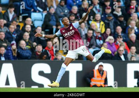 Birmingham, Regno Unito. 23rd Ott 2022. Ashley Young of Aston Villa (18) durante la partita della Premier League tra Aston Villa e Brentford a Villa Park, Birmingham, Inghilterra, il 23 ottobre 2022. Foto di Mick Haynes. Solo per uso editoriale, licenza richiesta per uso commerciale. Non è utilizzabile nelle scommesse, nei giochi o nelle pubblicazioni di un singolo club/campionato/giocatore. Credit: UK Sports Pics Ltd/Alamy Live News Foto Stock