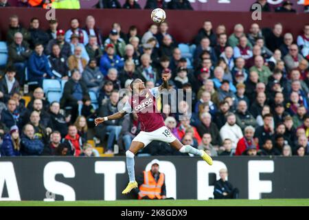 Birmingham, Regno Unito. 23rd Ott 2022. Ashley Young di Aston Villa (18) in testa alla palla durante la partita della Premier League tra Aston Villa e Brentford a Villa Park, Birmingham, Inghilterra il 23 ottobre 2022. Foto di Mick Haynes. Solo per uso editoriale, licenza richiesta per uso commerciale. Non è utilizzabile nelle scommesse, nei giochi o nelle pubblicazioni di un singolo club/campionato/giocatore. Credit: UK Sports Pics Ltd/Alamy Live News Foto Stock