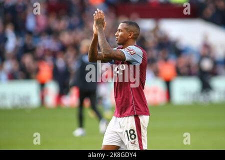 Birmingham, Regno Unito. 23rd Ott 2022. Ashley Young of Aston Villa (18) applaude i tifosi durante la partita della Premier League tra Aston Villa e Brentford a Villa Park, Birmingham, Inghilterra, il 23 ottobre 2022. Foto di Mick Haynes. Solo per uso editoriale, licenza richiesta per uso commerciale. Non è utilizzabile nelle scommesse, nei giochi o nelle pubblicazioni di un singolo club/campionato/giocatore. Credit: UK Sports Pics Ltd/Alamy Live News Foto Stock