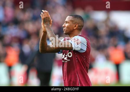 Birmingham, Regno Unito. 23rd Ott 2022. Ashley Young of Aston Villa (18) applaude i tifosi durante la partita della Premier League tra Aston Villa e Brentford a Villa Park, Birmingham, Inghilterra, il 23 ottobre 2022. Foto di Mick Haynes. Solo per uso editoriale, licenza richiesta per uso commerciale. Non è utilizzabile nelle scommesse, nei giochi o nelle pubblicazioni di un singolo club/campionato/giocatore. Credit: UK Sports Pics Ltd/Alamy Live News Foto Stock