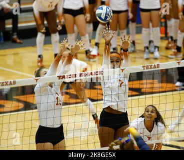 22 ottobre 2022: Texas opposto al fianco hitter MOLLY PHILLIPS (15) e il blocco medio ASJIA o'NEAL (7) salite per bloccare durante una partita di pallavolo del college NCAA tra Texas e West Virginia il 22 ottobre 2022, ad Austin. Il Texas ha vinto 3-0. (Credit Image: © Scott Coleman/ZUMA Press Wire) Foto Stock