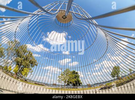 Valday, Russia - 6 agosto 2022: Composizione in forma di campana sul lungolago del lago Valdai Foto Stock