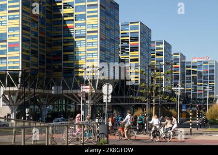 Appartamenti moderni e colorati per uffici e ciclisti in un trafficato incrocio nel centro della città studentesca di Leida. Foto Stock