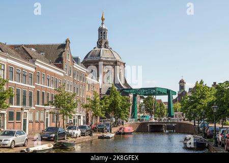 Paesaggio urbano della città studentesca olandese di Leida con vista sul Marekerk. Foto Stock