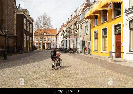 Piccola strada accogliente con case storiche nel centro della città studentesca olandese di Leida. Foto Stock