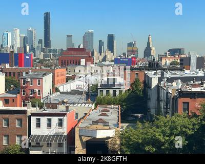 Si affaccia sul vecchio quartiere Carroll Gardens con i grattacieli di "New Brooklyn" sullo sfondo. Foto Stock