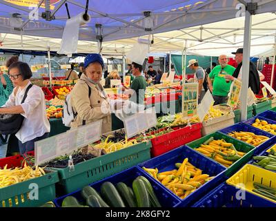 La gente fa acquisti di verdure fresche all'inizio dell'autunno al Grand Army Plaza Farmers Market al Prospect Park di Brooklyn, New York. Foto Stock