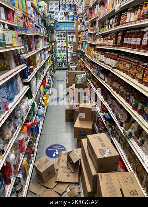 Nonostante le complicazioni di Covid, l’inflazione e la carenza di lavoratori nei negozi di alimentari sembrano essere piene negli Stati Uniti. Mercato di quartiere, Brooklyn, New York. Foto Stock