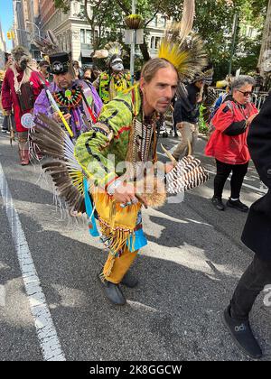 La prima parata annuale 'Indigenous Peoples of the Americas Day Parade' si è svolta a New York il 15 ottobre 2022 Foto Stock