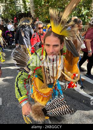 La prima parata annuale 'Indigenous Peoples of the Americas Day Parade' si è svolta a New York il 15 ottobre 2022 Foto Stock