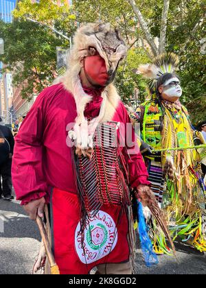 La prima parata annuale 'Indigenous Peoples of the Americas Day Parade' si è svolta a New York il 15 ottobre 2022 Foto Stock