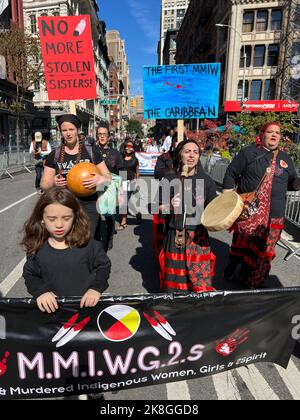 La prima parata annuale 'Indigenous Peoples of the Americas Day Parade' si è svolta a New York il 15 ottobre 2022 Foto Stock