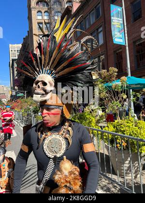 La prima parata annuale 'Indigenous Peoples of the Americas Day Parade' si è svolta a New York il 15 ottobre 2022 Foto Stock