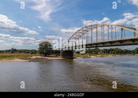 Ponte sul fiume IJssel nella vecchia città anseatica di Deventer nei Paesi Bassi. Foto Stock