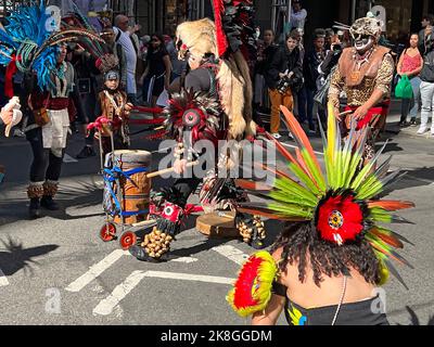 La prima parata annuale 'Indigenous Peoples of the Americas Day Parade' si è svolta a New York il 15 ottobre 2022 Foto Stock