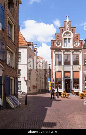 Strada nel centro della città medievale di Deventer, Paesi Bassi. Foto Stock
