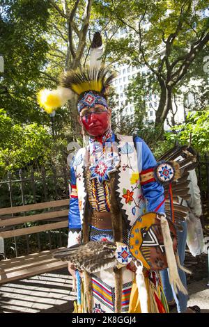 La prima parata annuale 'Indigenous Peoples of the Americas Day Parade' si è svolta a New York City il 15 ottobre 2022Members della Chata Ogla Nation, Bayou Lacombe Tribe. Storico popolo indiano della Louisiana e del Mississippi. Foto Stock