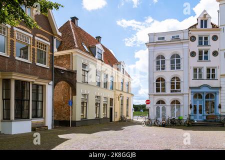 Piazza con vista sul fiume IJssel, nel centro della città medievale di Deventer, Olanda. Foto Stock