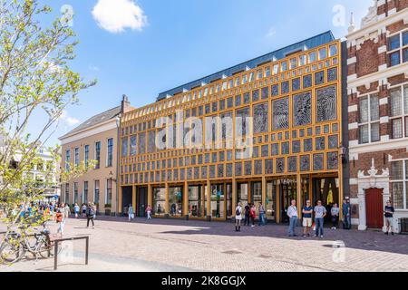 Nuovo municipio con impronte digitali nella facciata nel centro della vecchia città olandese storica di Deventer. Foto Stock