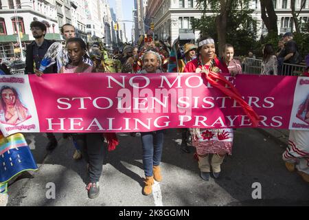 La prima parata annuale 'Indigenous Peoples of the Americas Day Parade' si è svolta a New York il 15 ottobre 2022. Foto Stock