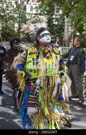 La prima parata annuale 'Indigenous Peoples of the Americas Day Parade' si è svolta a New York il 15 ottobre 2022. Foto Stock