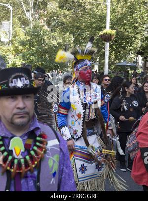 La prima parata annuale 'Indigenous Peoples of the Americas Day Parade' si è svolta a New York il 15 ottobre 2022. Foto Stock